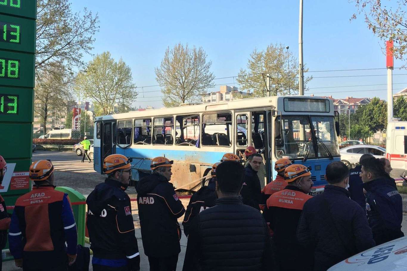 1 dead, 4 critically wounded in roadside bomb attack targeting prison officers in Turkey 1 dead, 4 critically wounded in roadside bomb attack targeting prison officers in Turkey